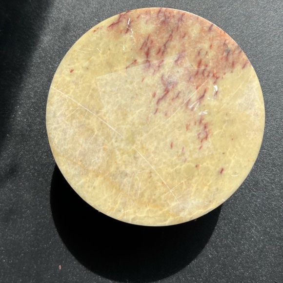 Vintage Soapstone Trinketbox with Mother of Pearl Angel Inlay - Picture 3 of 4